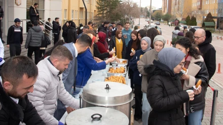 Selçuk Üniversitesinde öğrencilere pişi ve çay ikram edildi 